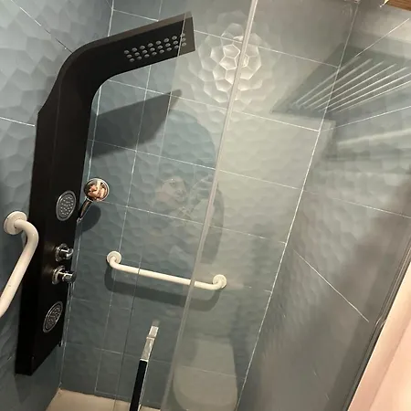 Com E Jacuzzi شقة